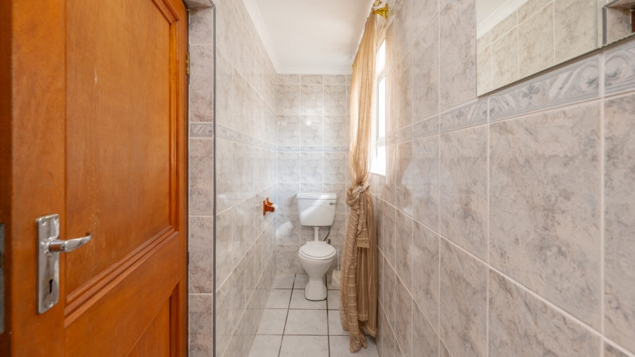 7 Bedroom Property for Sale in Struisbaai Western Cape